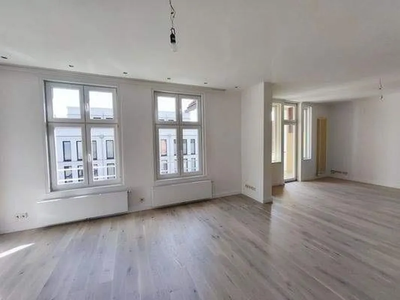 Erstbezug nach hochwertiger Vollsanierung - lichtdurchflutete 3-Zimmer-Wohnung mit eigenem Garten — photo 1